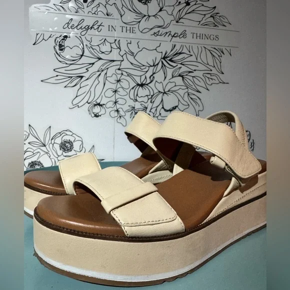 Caslon Cream Tan Platform Strappy Sandals - Picture 2 of 5